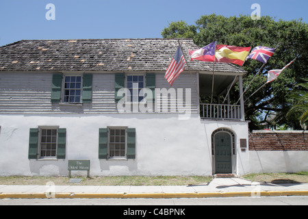 St. Saint Augustine Florida, St. Francis Street, ältestes Haus Museum, mehrere Multi-Flaggen, Gonzáles Alvarez Haus, Coquina Wohnung, 1727, Besucher reisen t Stockfoto