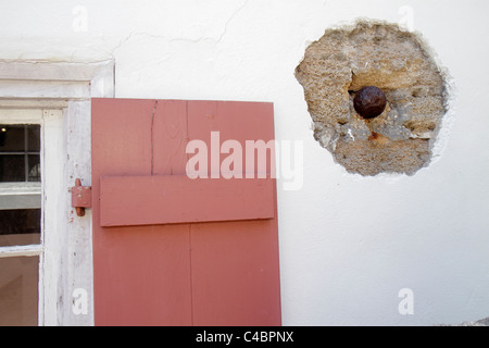 St. Saint Augustine Florida, St. Francis Street, ältestes Haus Museum, Gonzáles Alvarez Haus, Coquina Wohnung, 1727, Kanonenkugel, Besucher reisen Stockfoto