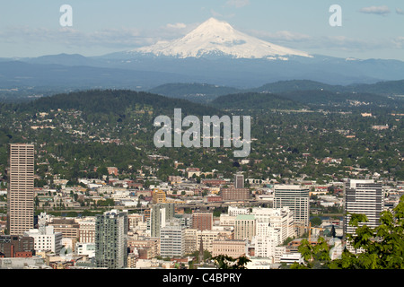 Portland Oregon Innenstadt Stadtbild mit Mount Hood Stockfoto