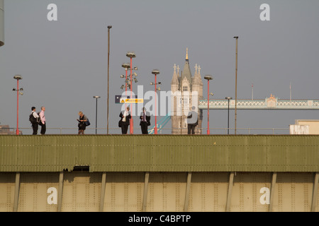 London-Pendler auf Cannon Street Station Eisenbahnbrücke benannt ursprünglich Alexandra Bridge, Tower Bridge im Hintergrund Stockfoto