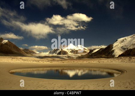 Thermokarst-See auf dem Damm des Patrov Glaial See, Tien-Shan, Kirgisistan Stockfoto