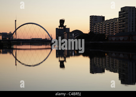 Blick nach Westen, entlang des Flusses Clyde, Clyde Arc der Brücke bei Sonnenuntergang, Glasgow, Schottland, UK Stockfoto