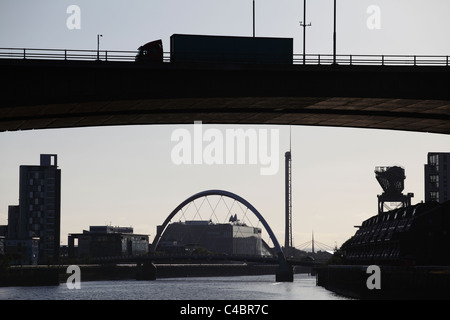 Kingston Bridge Glasgow, Blick nach Westen entlang des Flusses Clyde in Richtung Clyde Arc Bridge und Pacific Quay, Schottland, Großbritannien Stockfoto