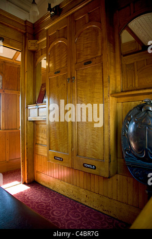 Innere des 1. Klasse-Waggon bei Maldon Railway, Victoria Stockfoto