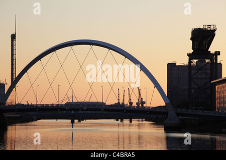 Clyde Arc Bridge Glasgow bei Sonnenuntergang, Blick nach Westen entlang des Flusses Clyde, Schottland, Großbritannien Stockfoto
