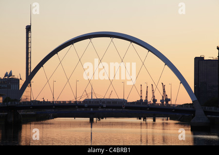 Blick nach Westen, entlang des Flusses Clyde, Clyde Arc der Brücke bei Sonnenuntergang, Glasgow, Schottland, UK Stockfoto