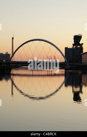 Clyde Arc Bridge Glasgow bei Sonnenuntergang, Blick nach Westen entlang des Flusses Clyde, Schottland, Großbritannien Stockfoto