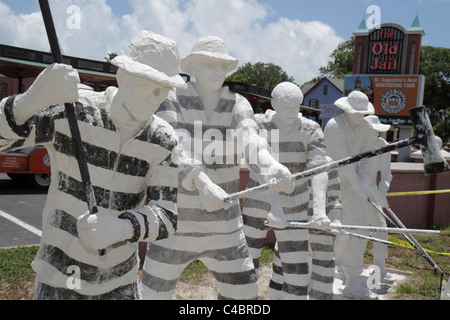 Florida, St. Johns County, St. Augustine, State Highway A1A, das alte Gefängnis, Skulptur, Gefangene, gestreifte Uniformen, Kettenbande, FL110530014 Stockfoto