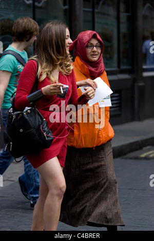 Chugger, Liebe Arbeitnehmer, jedoch in London Straße für Speichern der tiger Stockfoto