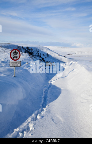 "Keine Kraftfahrzeuge" Straßenschild auf North York Moors eindeutig unpassierbar unterwegs über die Mauren in schweren Winterbedingungen Stockfoto