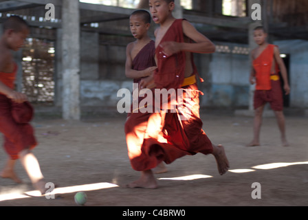 Novizen spielen Sie eine Partie Fußball in stillgelegten Markt Gebäudes, Inle Stadt, Myanmar. Stockfoto