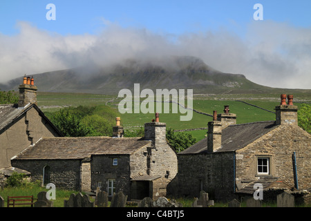 Wolken bedecken die Oberseite des Pen-y-Gent, Horton In Ribblesdale, Yorkshire Dales Stockfoto