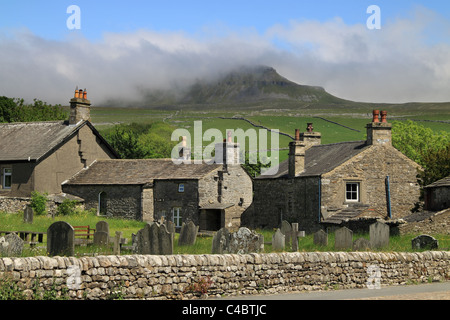 Wolken bedecken die Oberseite des Pen-y-Gent, Horton In Ribblesdale, Yorkshire Dales Stockfoto