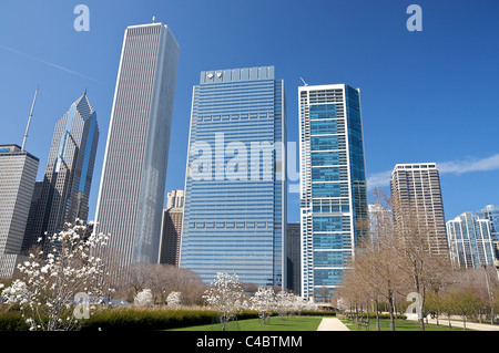 Blick auf die Wolkenkratzer von Daley Bicentennial Plaza in Chicagos Grant Park Stockfoto