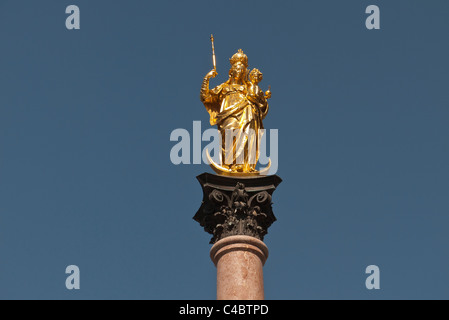 Die Mariensäule ist eine Mariensäule, errichtet um zu Ehren der Jungfrau Maria, befindet sich auf dem Marienplatz in München. Stockfoto