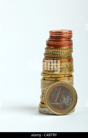 Stapel von Euro mit einheitlichen Euro vor Stockfoto