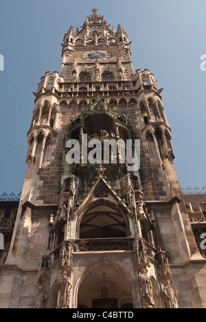München neue Rathaus (Neues Rathaus) auf dem Marienplatz zentralen Platz, eine Vorderansicht nachschlagen. Stockfoto