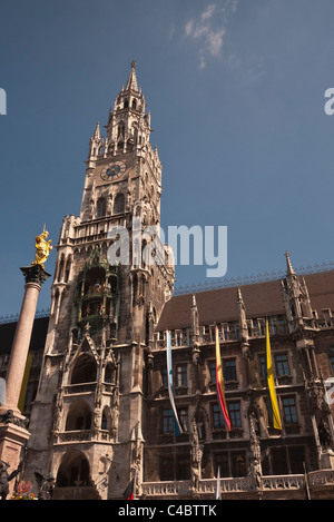 München neue Rathaus (Neues Rathaus) auf dem Marienplatz zentralen Platz, eine Vorderansicht nachschlagen. Stockfoto