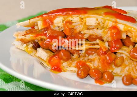 Chicken Quesadillas mit Chili Bohnen, saure Sahne, Reis, Käse und rote und grüne Hot Sauce Stockfoto