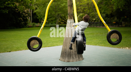 Sechs Jahre alter Junge im Park spielt Stockfoto