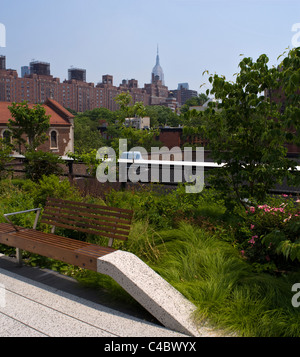 Phase Zwei der High Line Park; London Terrasse & Empire State Gebäude im Hintergrund in New York City. © Craig M. Eisenberg Stockfoto