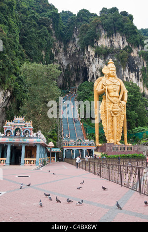 Goldene Statue von Lord Murugan am Eingang zum Batu Caves. Kuala Lumpur, Malaysia. Stockfoto