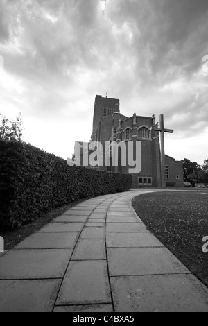 Guildford Kathedrale und Wanderweg mit dramatischen Himmel. Guildford, Surrey, Großbritannien. Stockfoto