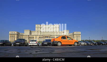 Gelbes Taxi vor dem Parlamentsgebäude in Bucharest,Romania.The Hauptaugenmerk auf dem Gebäude liegt, das Taxi präsentiert einige Bewegung Stockfoto