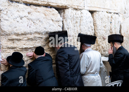 Chassidische orthodoxe Juden beten an der Klagemauer während des Passahfestes. Stockfoto