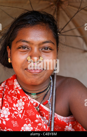 Indien - Orissa - Dhuruba Stamm-Markt, Frau Nase Schmuck tragen Stockfoto