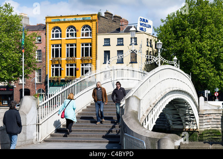 Dublin, Irland - 19. Mai 2011: Eines der größten Wahrzeichen von Dublin Ha'Penny Brücke über den Fluss Liffey. Eine Reihe von pedestri Stockfoto