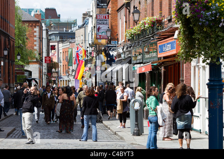 Temple Bar Street ist eine der belebtesten Straßen von Dublin, der als Attraktion für die Touristen dient. Stockfoto