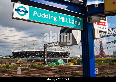 DLR-Pudding Mill Lane Station & Olympiastadion London Stockfoto