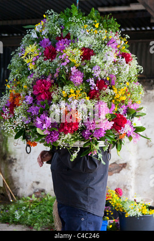 Vorbereitung der Garland Girlande Tag, Castleton, Derbyshire, England, UK Stockfoto