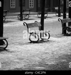 Leere Parkbänke auf Stadtstraße Stockfoto