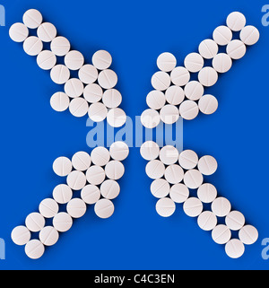 Fore Pfeile von Tabletten richten sich zu zentrieren. Isoliert auf einem blauen Hintergrund. Stockfoto