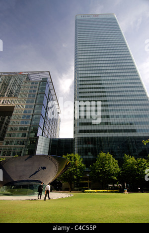 Blick über Canada Square Park in Richtung der HSBC Tower und Bank of America / Credit Suisse Gebäude in Londons Docklands Stockfoto