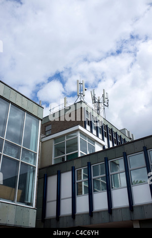 Bürogebäude mit Handy-Masten auf dem Dach Stockfoto