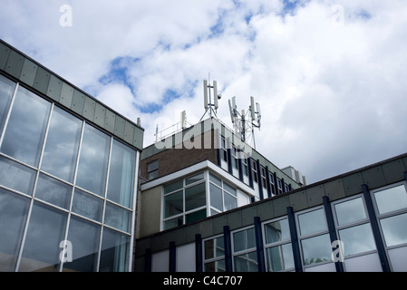 Bürogebäude mit Handy-Masten auf dem Dach Stockfoto