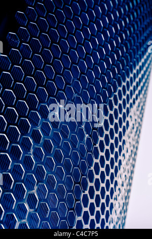 Dunkel blau Metal Mesh Textur Closeup erschossen Stockfoto