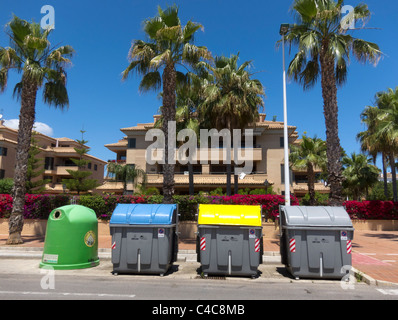 Eine Reihe von Mülltonnen vor einem Haus in einer Wohngegend von Javea, Spanien. Stockfoto