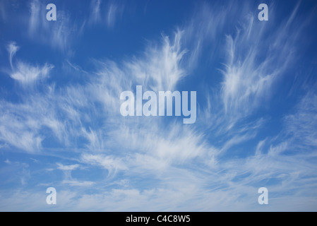Wolkengebilde mit Wolkenfetzen am Himmel bilden Stockfoto