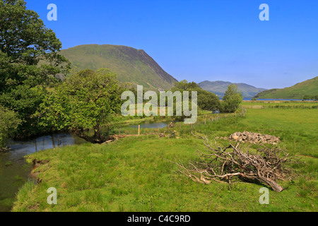 Buttermere Dubs und Blea Crag. Melbreak kann darüber hinaus Crummock Wasser gesehen Stockfoto