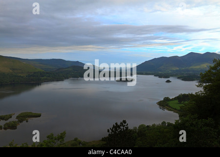 Derwentwater und Skiddaw im Morgengrauen aus Überraschung. Stockfoto