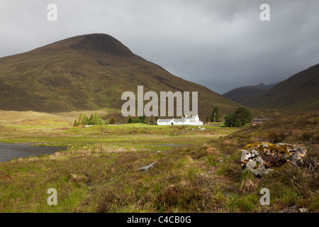 Ansicht des Gasthauses Cluanie, des Leiters des Loch Cluanie. Stockfoto