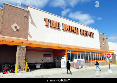 Die Käufer auf dem Weg zu einem Home Depot Stores in der suburban Chicago Bereich. Bartlett, Illinois, USA. Stockfoto