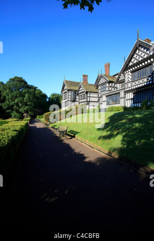 Am frühen Morgen über Bramall Hall in Bramhall, Cheshire UK Stockfoto