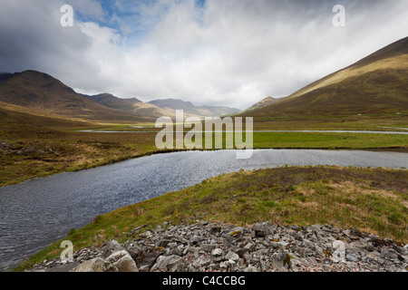 Blick nach Westen vom Kopf des Loch Cluanie entlang Glen Shiel. Stockfoto