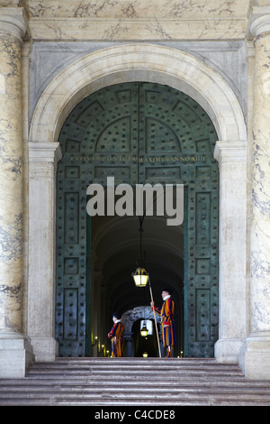 Päpstlichen Schweizergarde im Petersdom, Rom, Italien Stockfoto