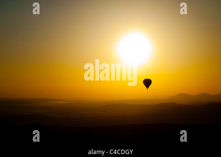 Ein Heißluftballon Silhouette gegen einen Sonnenaufgang Stockfoto